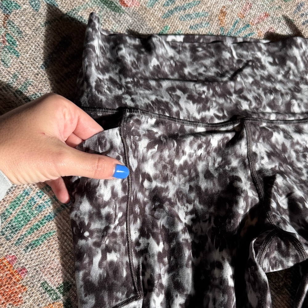 Athleta Black And Gray Patterned Salutation Stash… - image 4